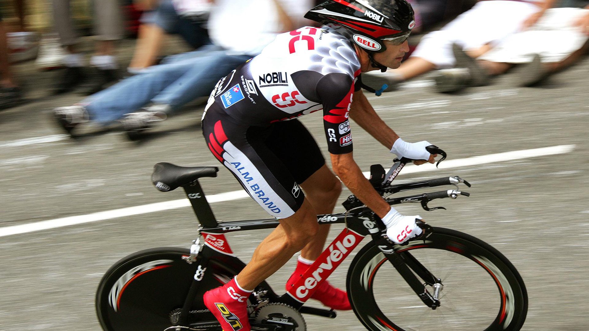 冠军球队庆祝巡游引来市民自发参与,冠军球址汇